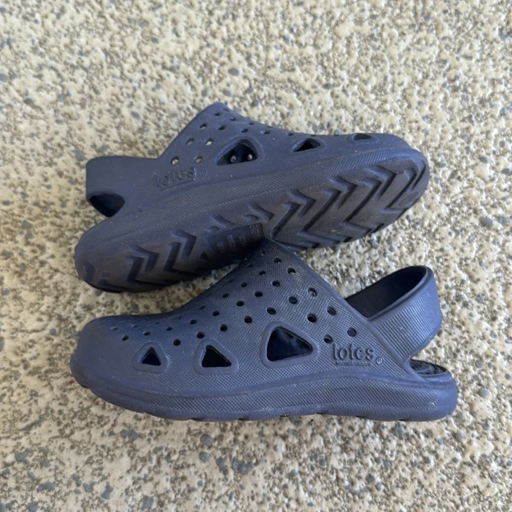 Totes Everywear kid’s navy blue casual heel strap rubber boat shoes size 5-6